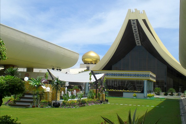 Istana Nurul Iman [foto: wikipedia]