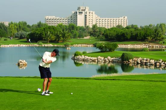 Uniknya bermain golf di Dubai