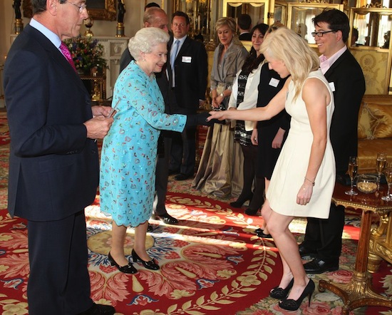 Pakaian 32 selebriti saat bertemu Ratu Elizabeth