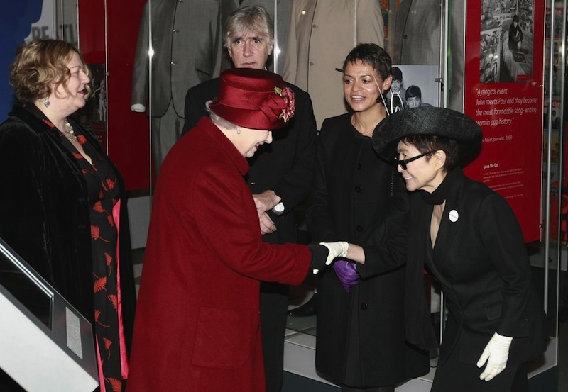 Pakaian 32 selebriti saat bertemu Ratu Elizabeth