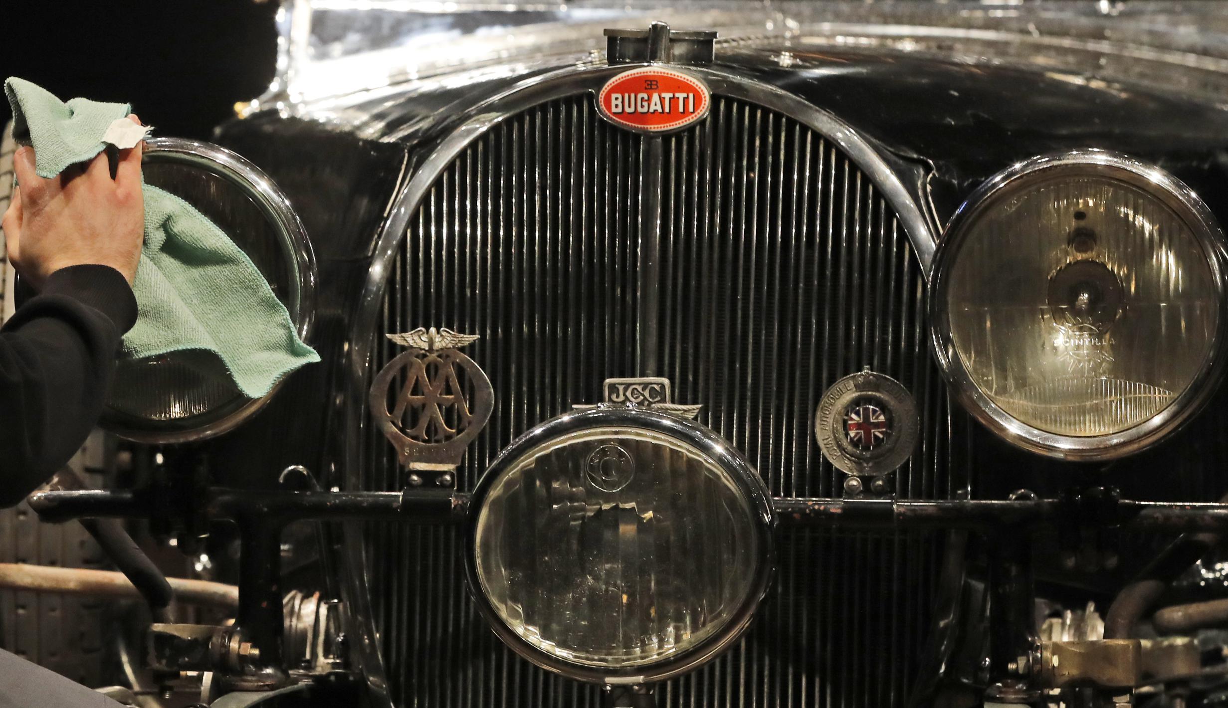 Hampir 51 Tahun 'Terparkir', Mobil Antik Bugatti Type 57S Akhirnya Dilelang