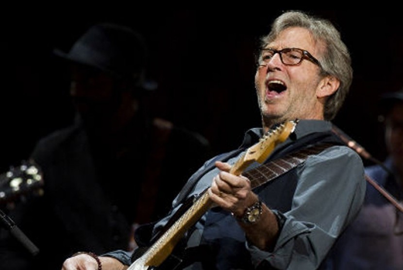 Efek Vaksin Covid-19 Membuat Eric Clapton Khawatir Tidak Bisa Main Gitar