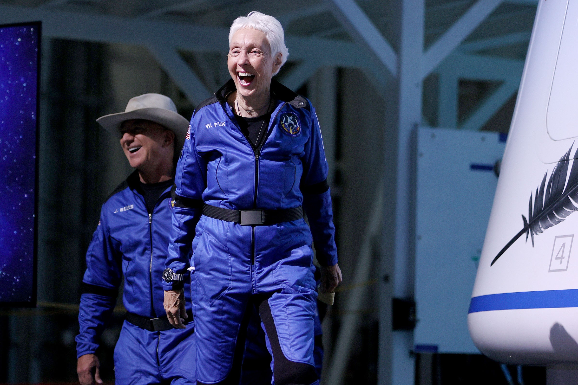 Jeff Bezos Sukses Terbang Ke Luar Angkasa & Ciptakan Rekor