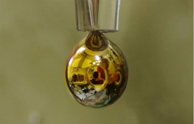 Para Ilmuan Temukan Cara Mengubah Air Menjadi Logam Emas yang Bersinar