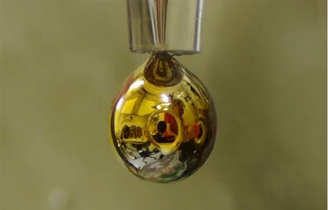Para Ilmuan Temukan Cara Mengubah Air Menjadi Logam Emas yang Bersinar