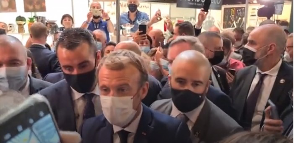 Presiden Prancis Dilempar Telur