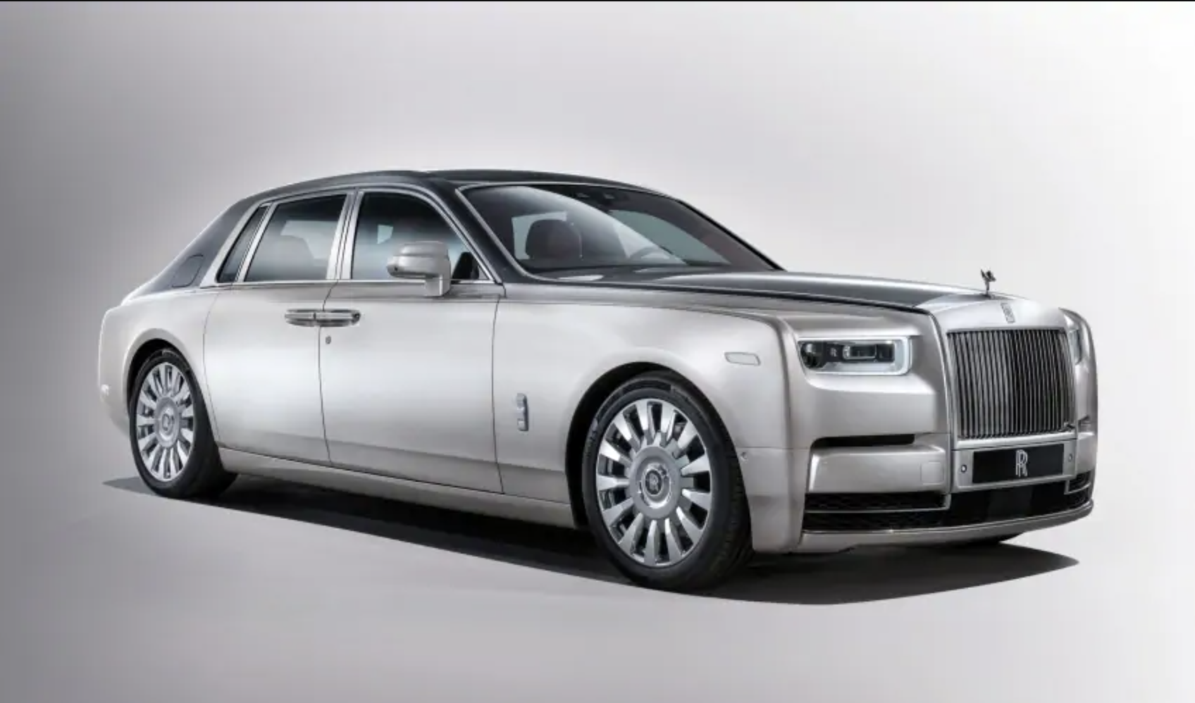 Pajak Tahunan Roll-Royce Phantom Bisa Untuk Membeli Satu Avanza Bekas