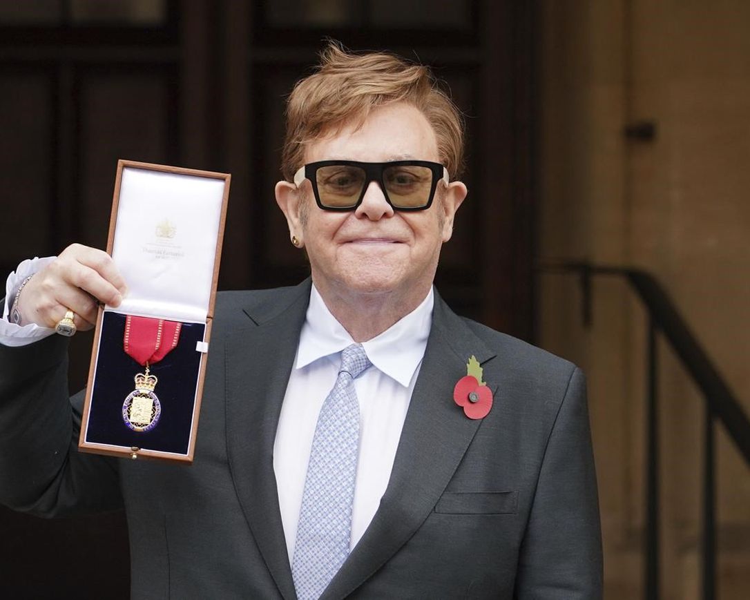 Kerajaan Inggris Hadiahkan Penghargaan Langka Kepada Elton John