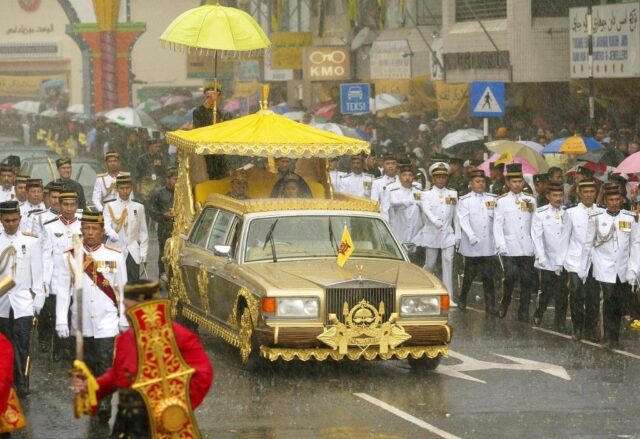Mobil Berlapis Emas Sultan Brunei Jadi Mobil Kenegaraan Termahal di Dunia