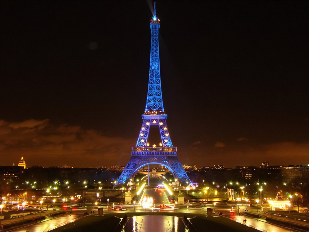 Ini Penjelasannya Tentang Larangan Foto Menara Eiffel di Malam Hari 