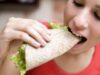 4 Manfaat Makan Pakai Tangan dengan Alasan Kesehatan