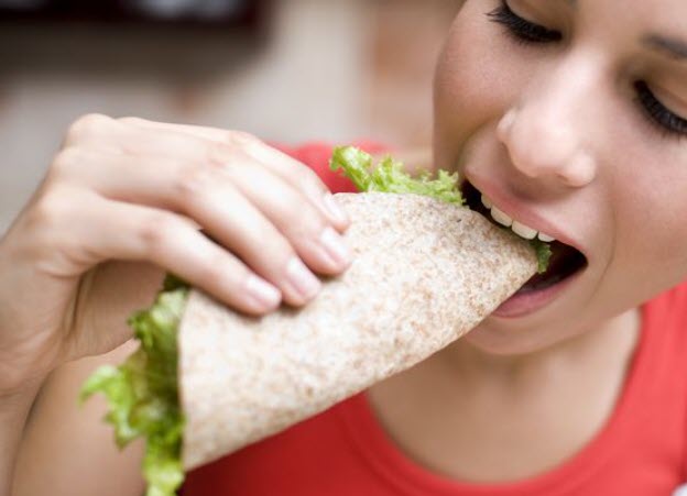 4 Manfaat Makan Pakai Tangan dengan Alasan Kesehatan