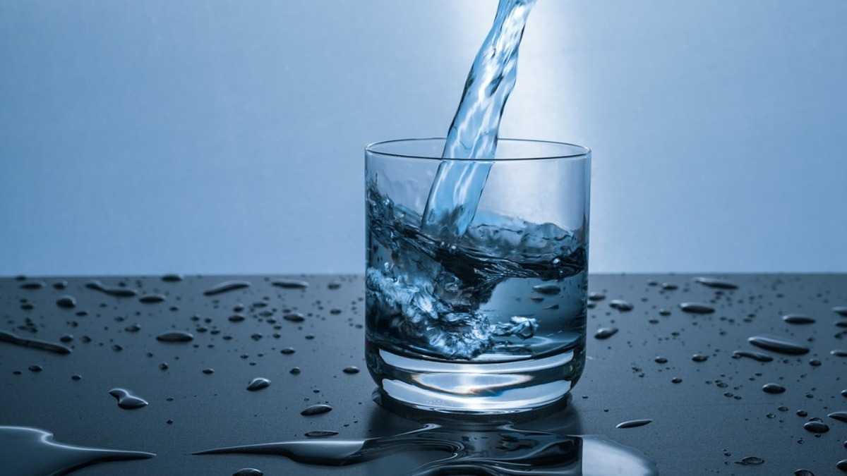 Berikut Waktu yang Tepat Minum 8 Gelas Air Putih Saat Puasa