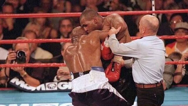 Ternyata Gigitan Mike Tyson ke Evander Holyfield Sudah Diramal