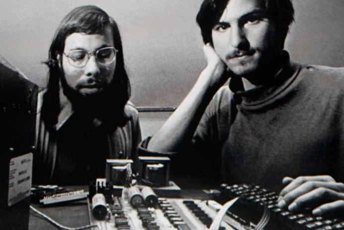 Ditemukan di Tempat Sampah, Sandal Milik Steve Jobs Terjual Hingga Rp3 Miliar