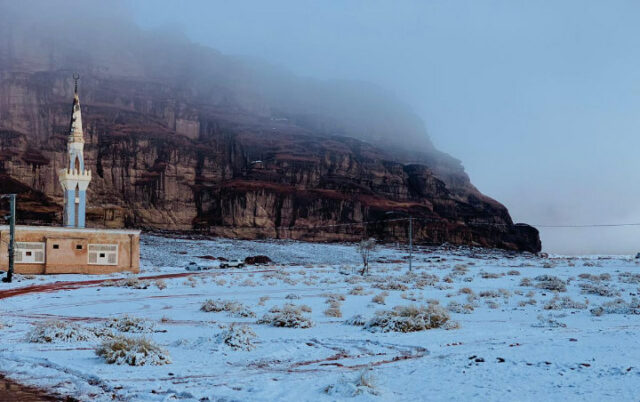 Kawasan Wisata di Arab Saudi Diselimuti Salju Jelang Tahun 2023