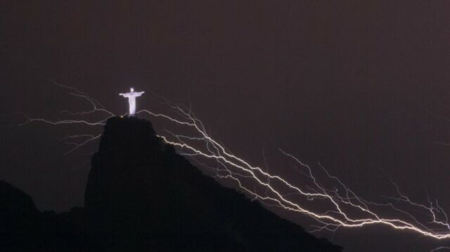 Patung Yesus di Brasil Ternyata Sudah Tersambar Petir 3 Kali
