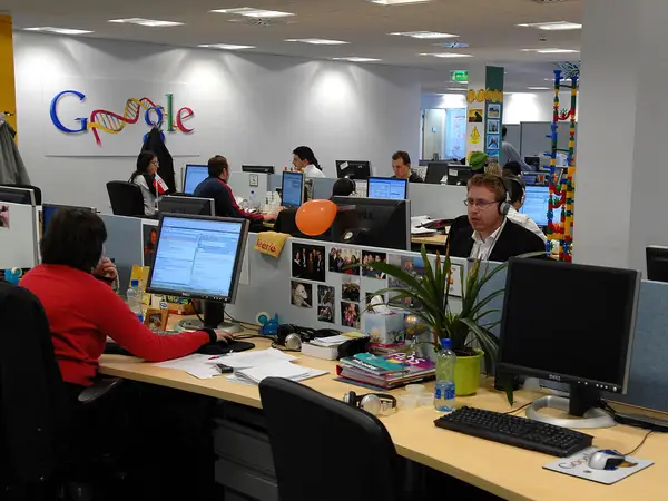 Google Minta Karyawan Berbagi Meja, Pangkas Budjet?