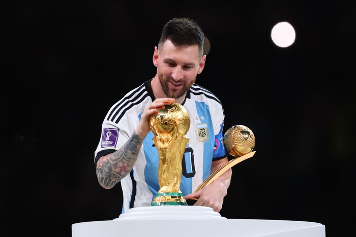 Messi Beri Hadiah Timnas Argentina 35 iPhone 14 Berlapis Emas