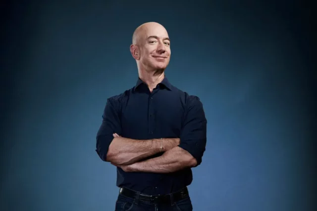 Miliuner Jeff Bezos Pakai Baju Seharga Rp176 Ribu di Coachella