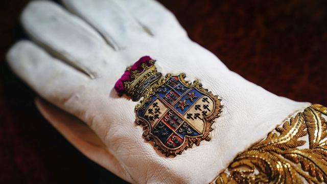 Raja Charles III Pakai Jubah Emas Bekas Leluhur Saat Penobatan