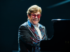 Elton John Resmi Pensiun dari Tur Konser