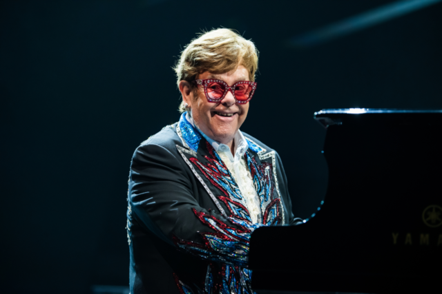 Elton John Resmi Pensiun dari Tur Konser