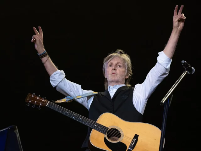 Paul McCartney Rekam Ulang Lagu “Let It Be” Bareng Musisi Ternama!