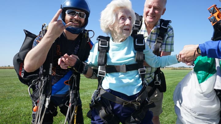 Dorothy Hoffner, Pemecah Rekor Sky Diving Tertua di Dunia